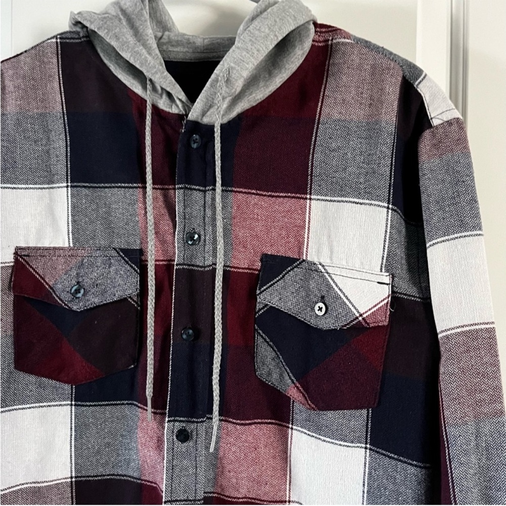 RSQ Burgundy, Navy And White Plaid Hooded
Shirt With Gray Hood Size Medium